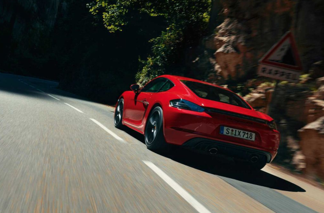 路特斯EMIRA与保时捷718 Cayman谁更强?