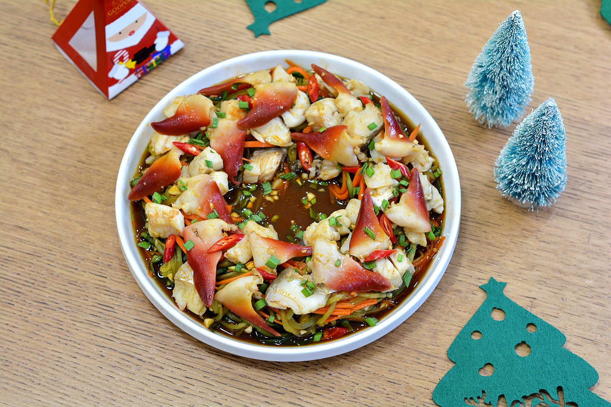 快来尝这道圣诞味的新鲜菜，凉拌麻辣真鳕北极贝，脆嫩香弹绝绝子