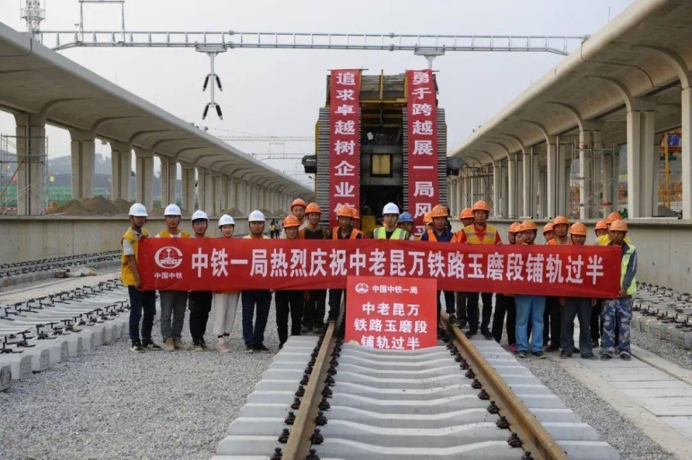 中老铁路刚通车，中国107个集装箱就出发，越南果然眼红了