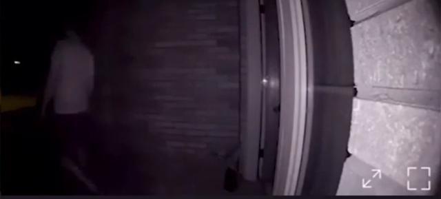 国外男子带情妇回家过夜在门口吻别,妻子看监控气得将他赶出家门休闲区蓝鸢梦想 - Www.slyday.coM 国外男子带情妇回家过夜在门口吻别,妻子看监控气得将他赶出家门休闲区蓝鸢梦想 - Www.slyday.coM