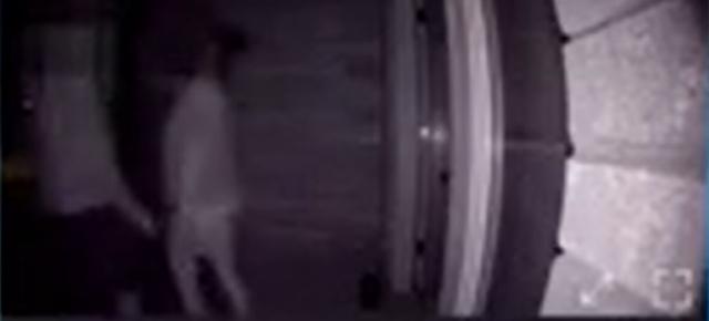 国外男子带情妇回家过夜在门口吻别,妻子看监控气得将他赶出家门休闲区蓝鸢梦想 - Www.slyday.coM 国外男子带情妇回家过夜在门口吻别,妻子看监控气得将他赶出家门休闲区蓝鸢梦想 - Www.slyday.coM