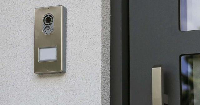 国外男子带情妇回家过夜在门口吻别,妻子看监控气得将他赶出家门休闲区蓝鸢梦想 - Www.slyday.coM 国外男子带情妇回家过夜在门口吻别,妻子看监控气得将他赶出家门休闲区蓝鸢梦想 - Www.slyday.coM