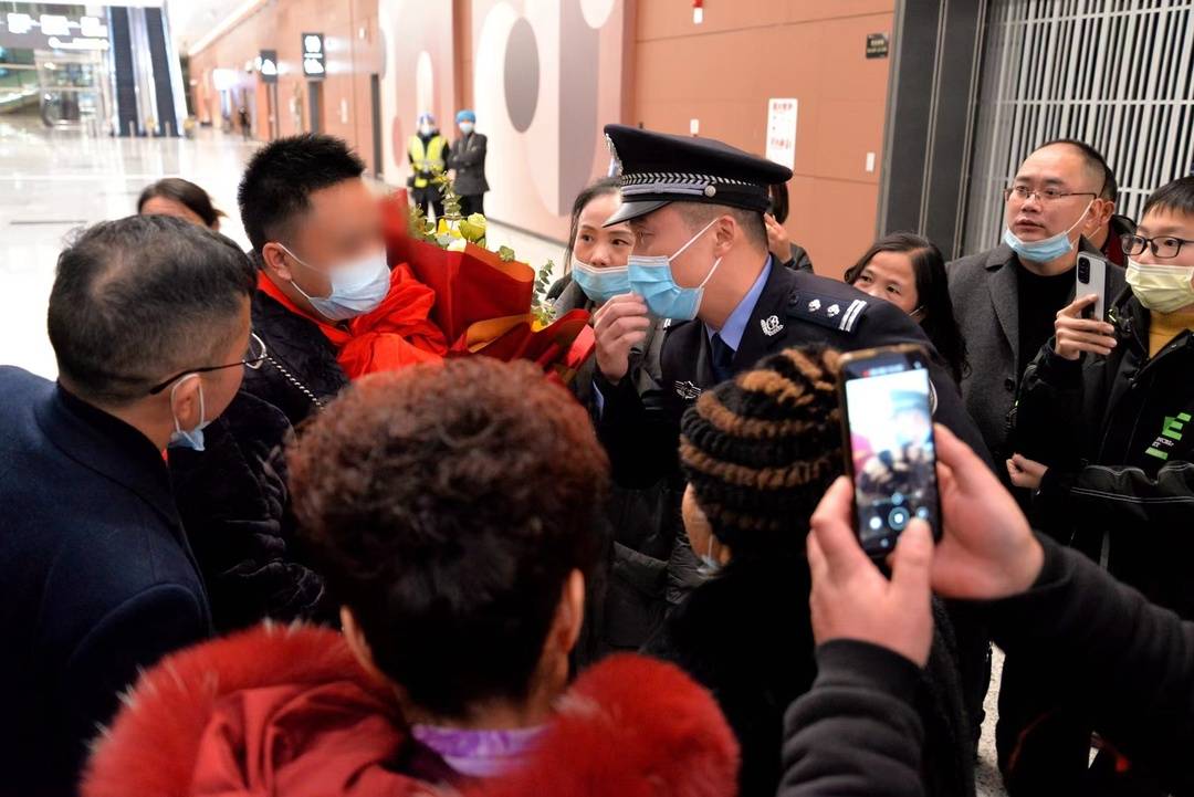 儿子被拐父亲边收鸡毛边寻子 34年后团圆母亲喂儿子吃了家乡的汤圆休闲区蓝鸢梦想 - Www.slyday.coM 儿子被拐父亲边收鸡毛边寻子 34年后团圆母亲喂儿子吃了家乡的汤圆休闲区蓝鸢梦想 - Www.slyday.coM