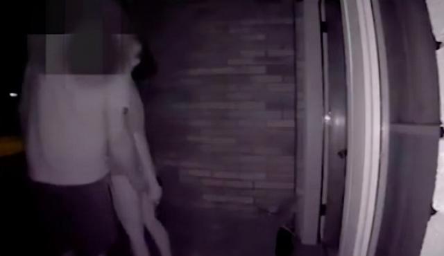 国外男子带情妇回家过夜在门口吻别,妻子看监控气得将他赶出家门休闲区蓝鸢梦想 - Www.slyday.coM 国外男子带情妇回家过夜在门口吻别,妻子看监控气得将他赶出家门休闲区蓝鸢梦想 - Www.slyday.coM