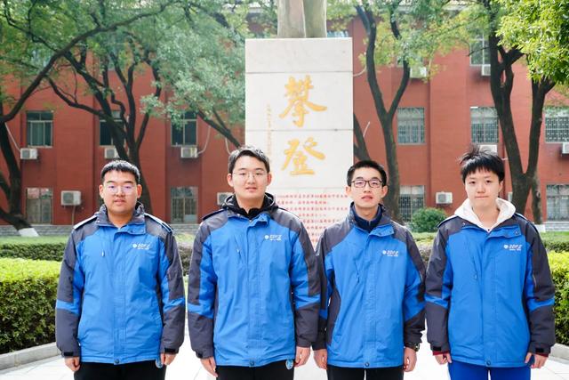 丁俊杰 胡明宇 龙萌烨 任昱彬总教练:彭知文主教练:袁江涛实验教练