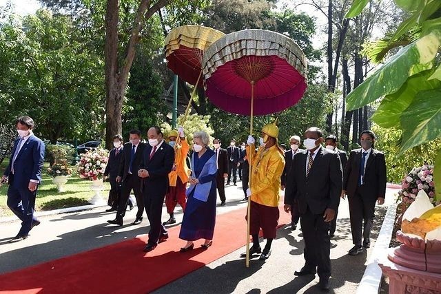 柬埔寨国王母子共同接待越南主席85岁太后穿蓝裙好美，白发也优雅