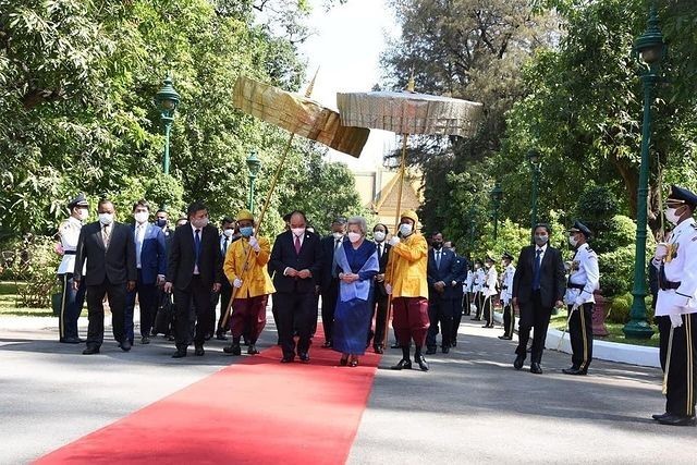 柬埔寨国王母子共同接待越南主席85岁太后穿蓝裙好美，白发也优雅