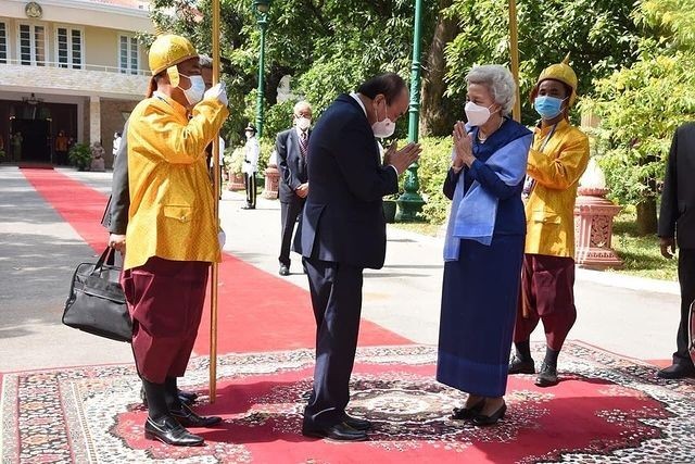 柬埔寨国王母子共同接待越南主席85岁太后穿蓝裙好美，白发也优雅