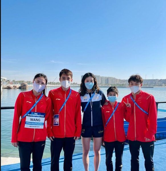 澳洲跳水一姐追星全红婵,C位合影中国队红姐标志剪刀手