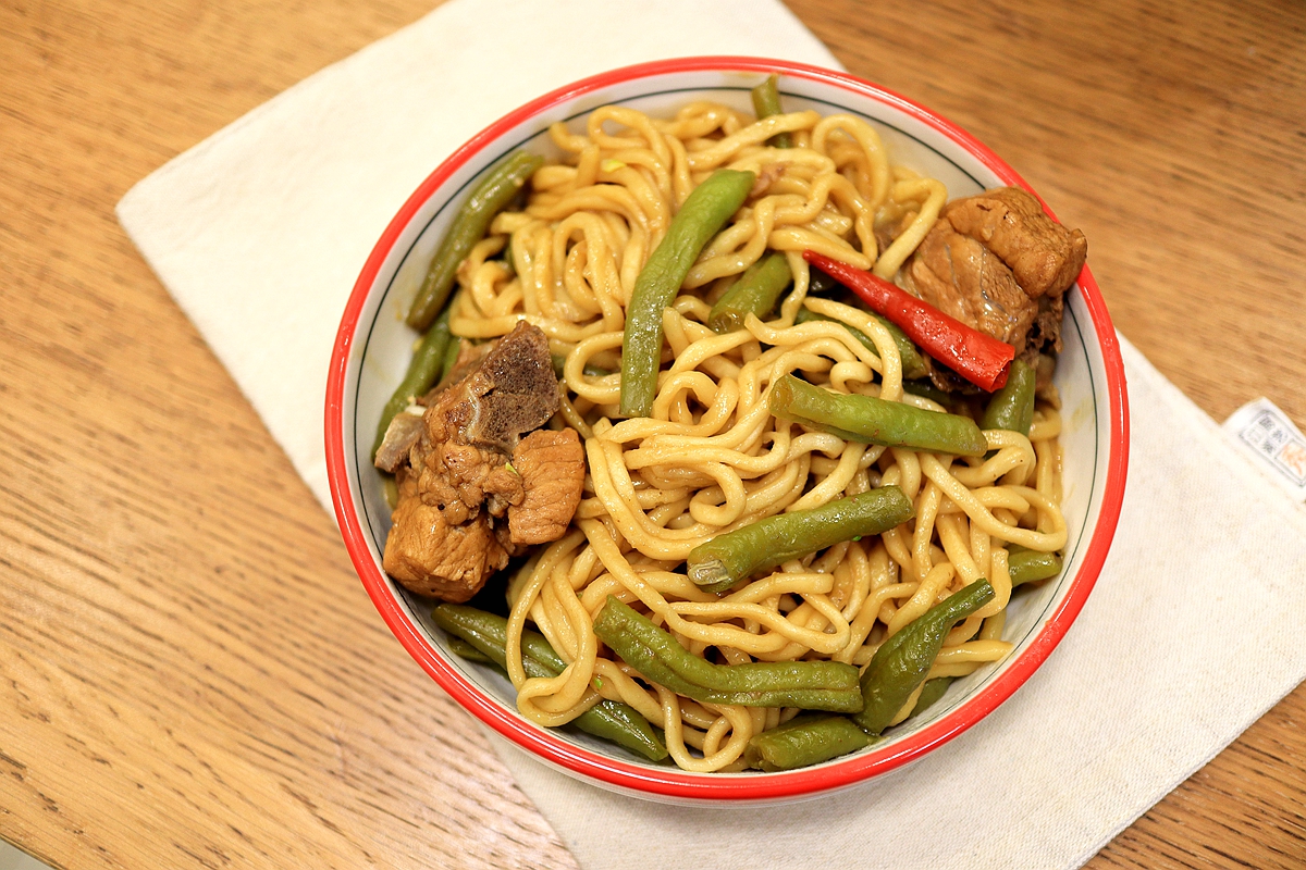 [转载]百吃不厌的排骨豆角焖面，省一个步骤，面条柔软入味，越吃越爱
