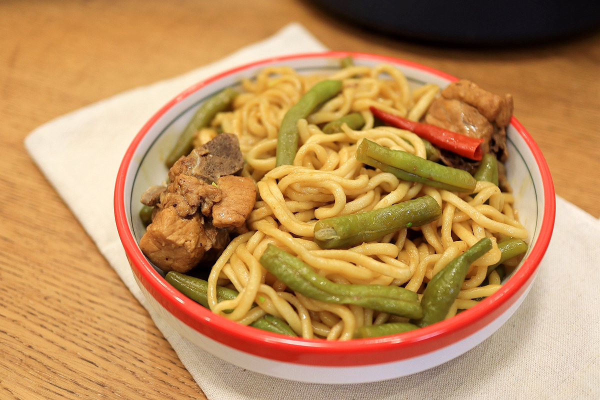 [转载]百吃不厌的排骨豆角焖面，省一个步骤，面条柔软入味，越吃越爱