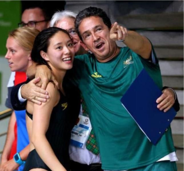 澳洲跳水一姐追星全红婵,C位合影中国队红姐标志剪刀手