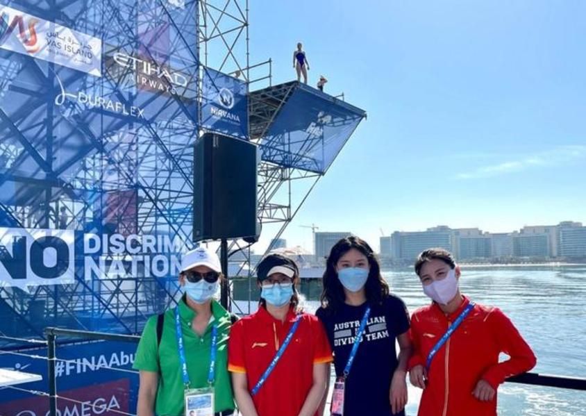 澳洲跳水一姐追星全红婵,C位合影中国队红姐标志剪刀手