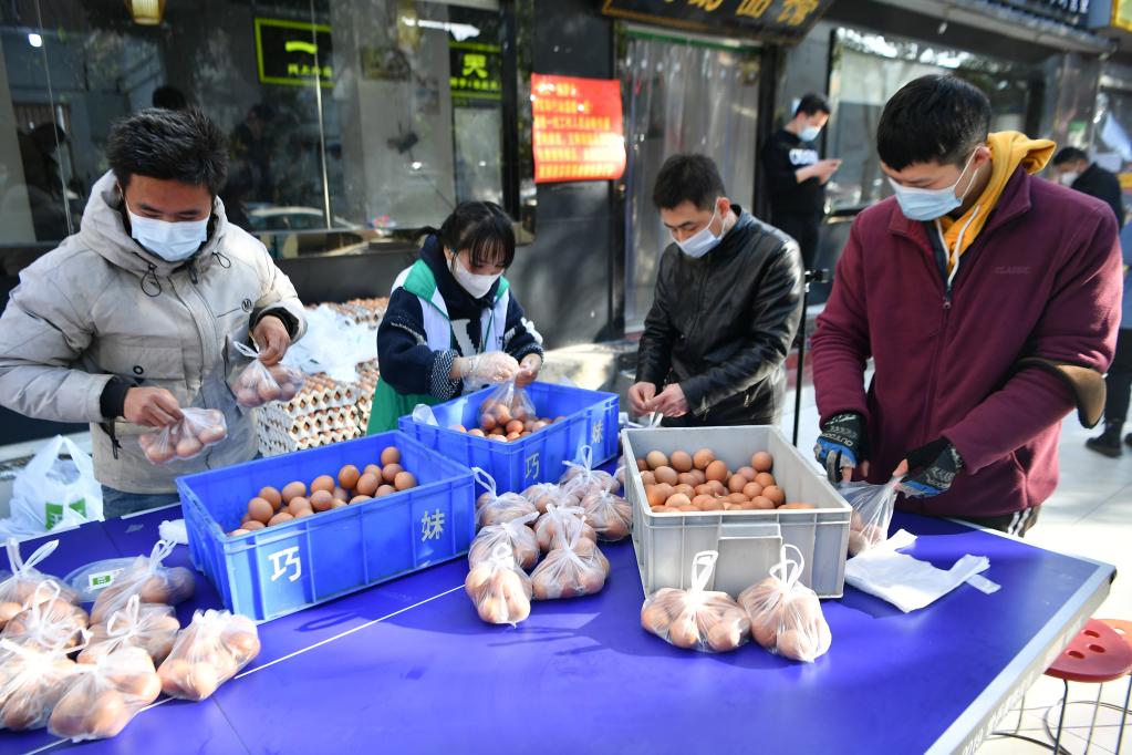  12月21日，热心市民在王菊面馆里配餐。新华社记者 张博文 摄