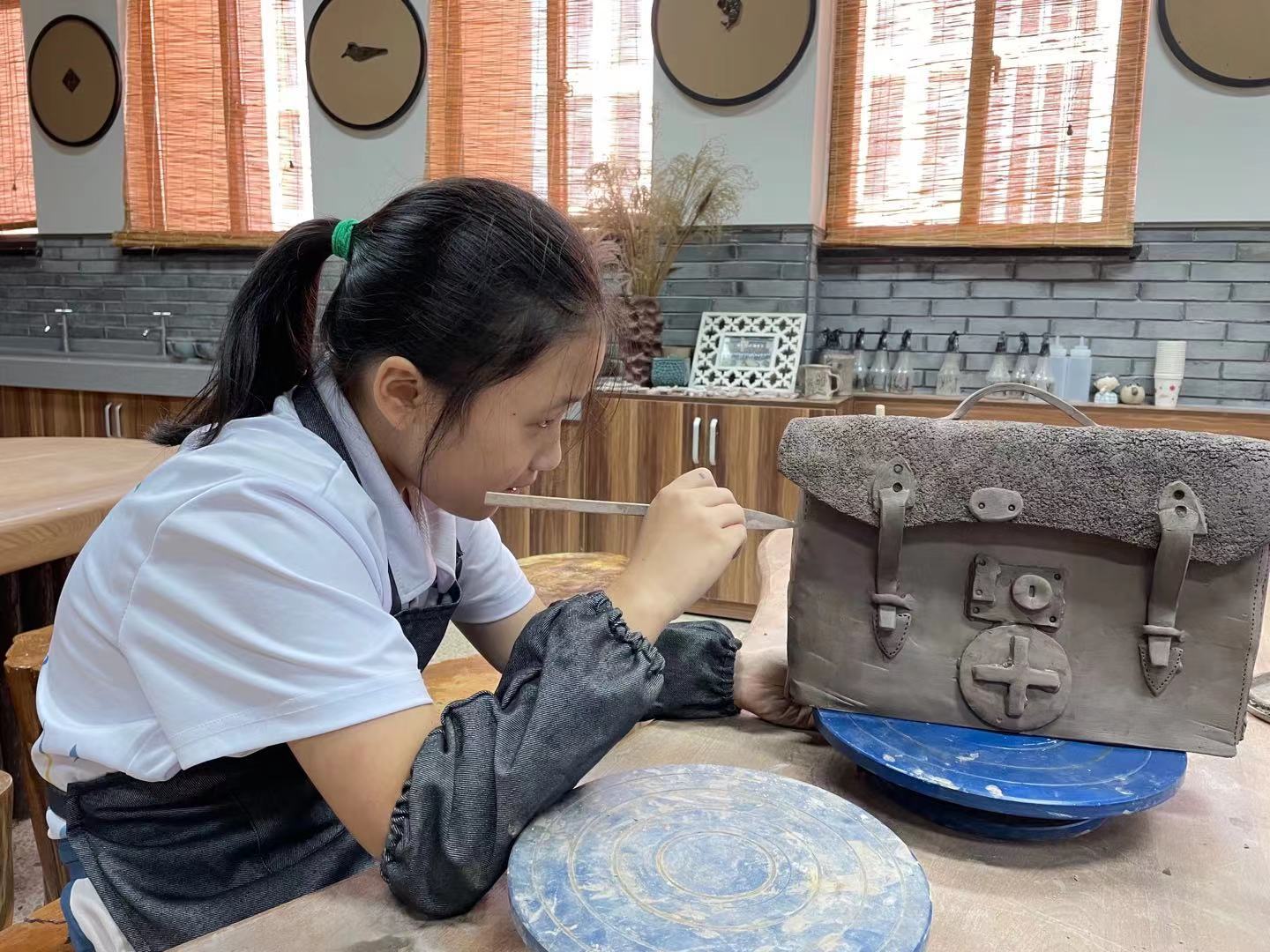 陶泥制成的红船、草鞋、军帽……宁波海曙这群师生用陶艺语言讲述中国故事休闲区蓝鸢梦想 - Www.slyday.coM 陶泥制成的红船、草鞋、军帽……宁波海曙这群师生用陶艺语言讲述中国故事休闲区蓝鸢梦想 - Www.slyday.coM