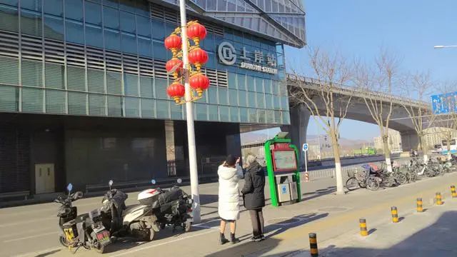 北京地铁“上岸”站火了!考研党托人往返4小时打卡休闲区蓝鸢梦想 - Www.slyday.coM 北京地铁“上岸”站火了!考研党托人往返4小时打卡休闲区蓝鸢梦想 - Www.slyday.coM