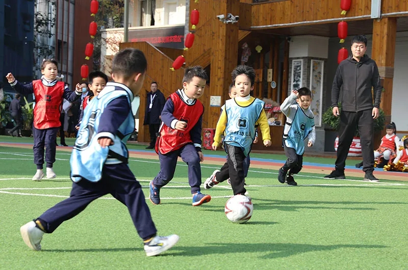 小孩胯骨疼可以踢足球吗,小孩胯骨疼是怎么回事