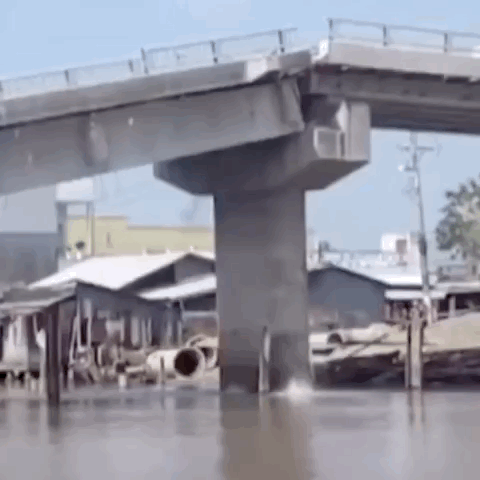越南花费540亿越南盾（折合1500万人民币）打造的大桥……