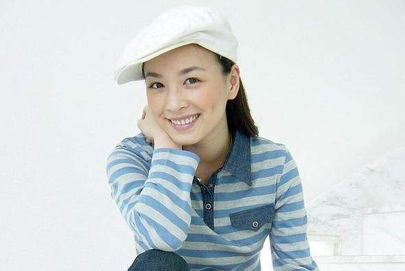 中年酒窝美人：殷桃媚态、张庭灵动、林心如甜美，小花们比不了！