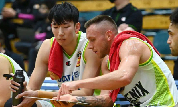 CP特刊！澳洲报纸大幅报道周琦与克里克，赛场内外心有灵犀