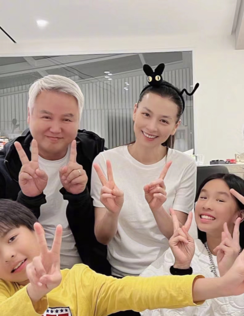 中年酒窝美人：殷桃媚态、张庭灵动、林心如甜美，小花们比不了！