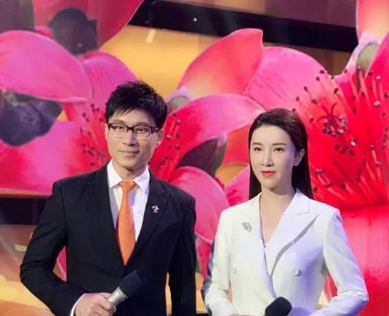 二是当时的广东台主持人也处在一个新老交替的阶段,女主持人中出现了