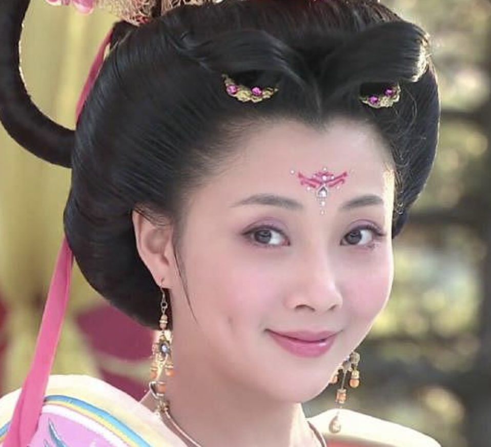 中年酒窝美人：殷桃媚态、张庭灵动、林心如甜美，小花们比不了！