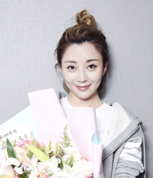 中年酒窝美人：殷桃媚态、张庭灵动、林心如甜美，小花们比不了！