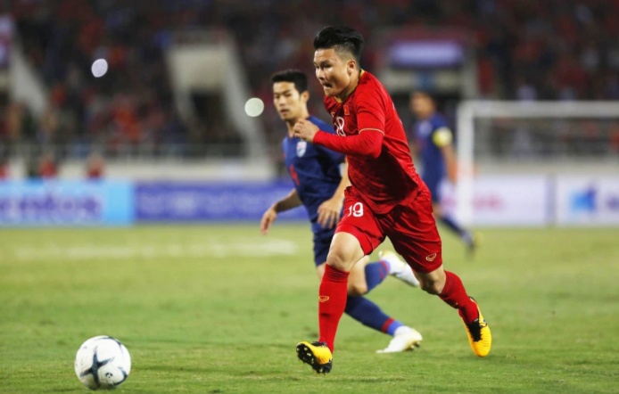 泰国2比0完胜国足劲敌！松克拉辛2球加失点，越南队长闷人逃红