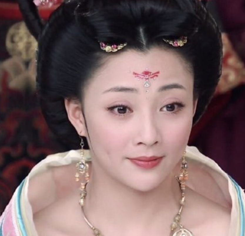 中年酒窝美人：殷桃媚态、张庭灵动、林心如甜美，小花们比不了！