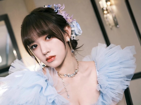 程潇颜值回归，湖蓝色深v礼服吸睛，新代言彩妆造型甜酷|程潇|礼服|湖蓝色_新浪新闻