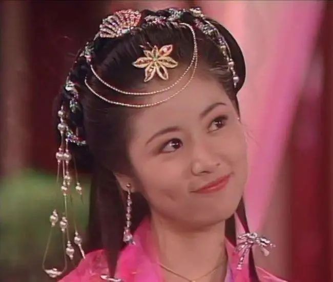 中年酒窝美人：殷桃媚态、张庭灵动、林心如甜美，小花们比不了！