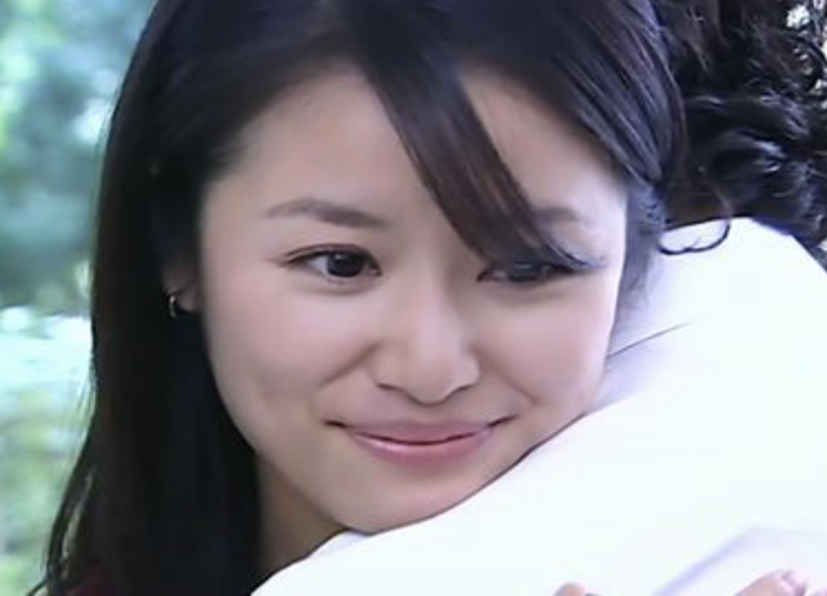 中年酒窝美人：殷桃媚态、张庭灵动、林心如甜美，小花们比不了！