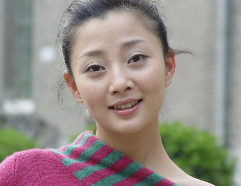 中年酒窝美人：殷桃媚态、张庭灵动、林心如甜美，小花们比不了！