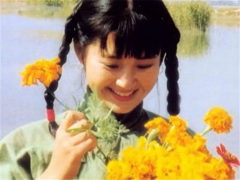 中年酒窝美人：殷桃媚态、张庭灵动、林心如甜美，小花们比不了！