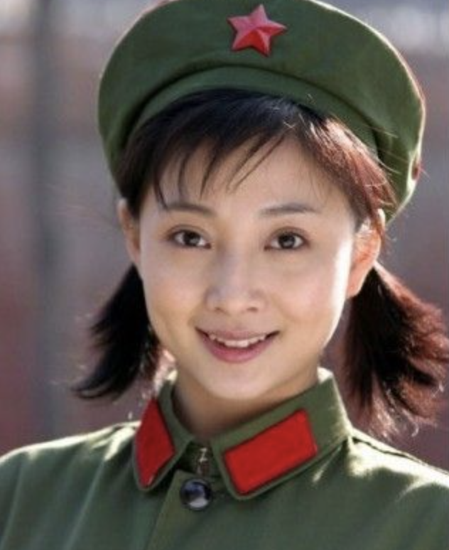 中年酒窝美人：殷桃媚态、张庭灵动、林心如甜美，小花们比不了！