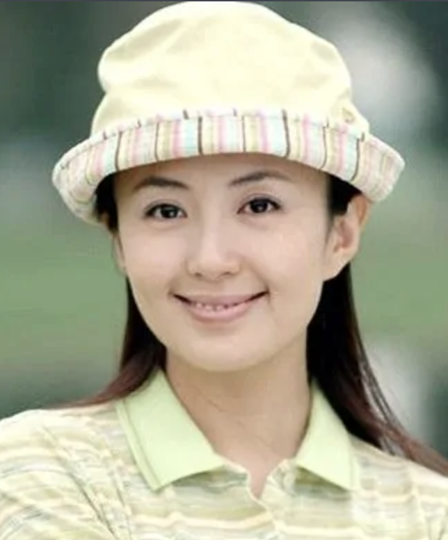 中年酒窝美人：殷桃媚态、张庭灵动、林心如甜美，小花们比不了！