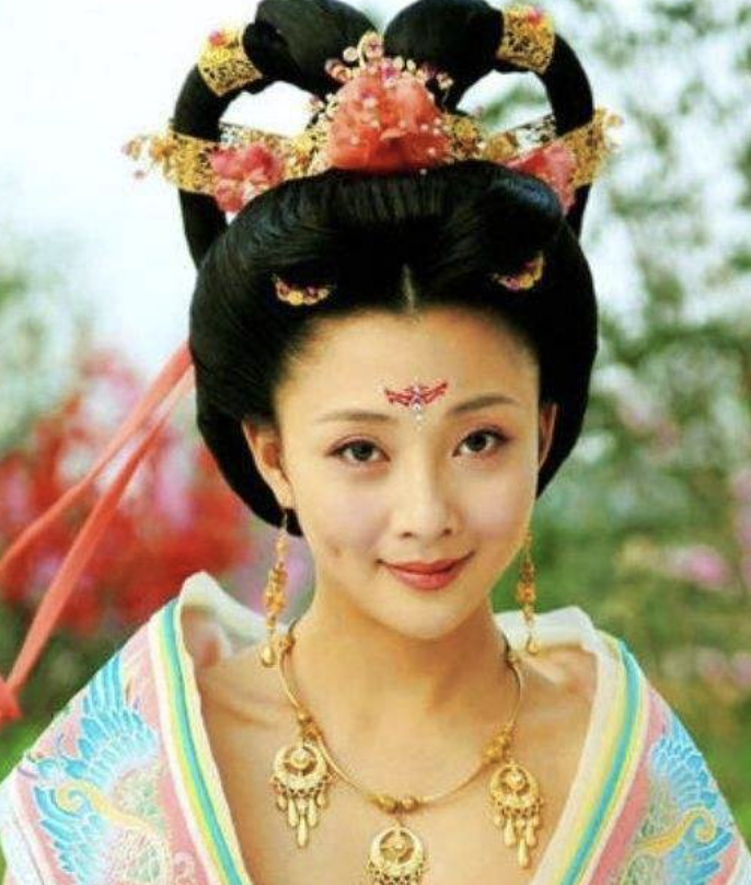 中年酒窝美人：殷桃媚态、张庭灵动、林心如甜美，小花们比不了！