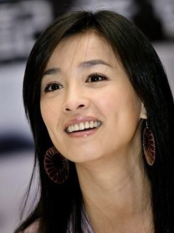 中年酒窝美人：殷桃媚态、张庭灵动、林心如甜美，小花们比不了！