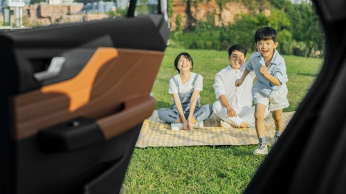 电动屋YOUNG光小新“驶入”遂宁国际车展，开启出行新体验