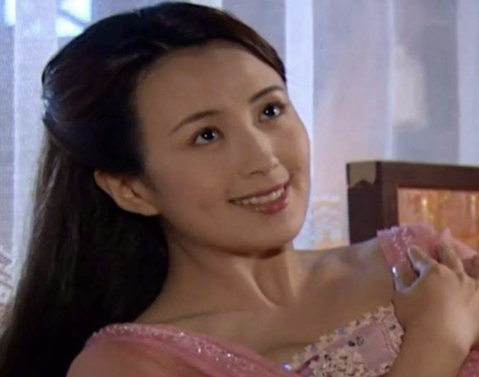 中年酒窝美人：殷桃媚态、张庭灵动、林心如甜美，小花们比不了！