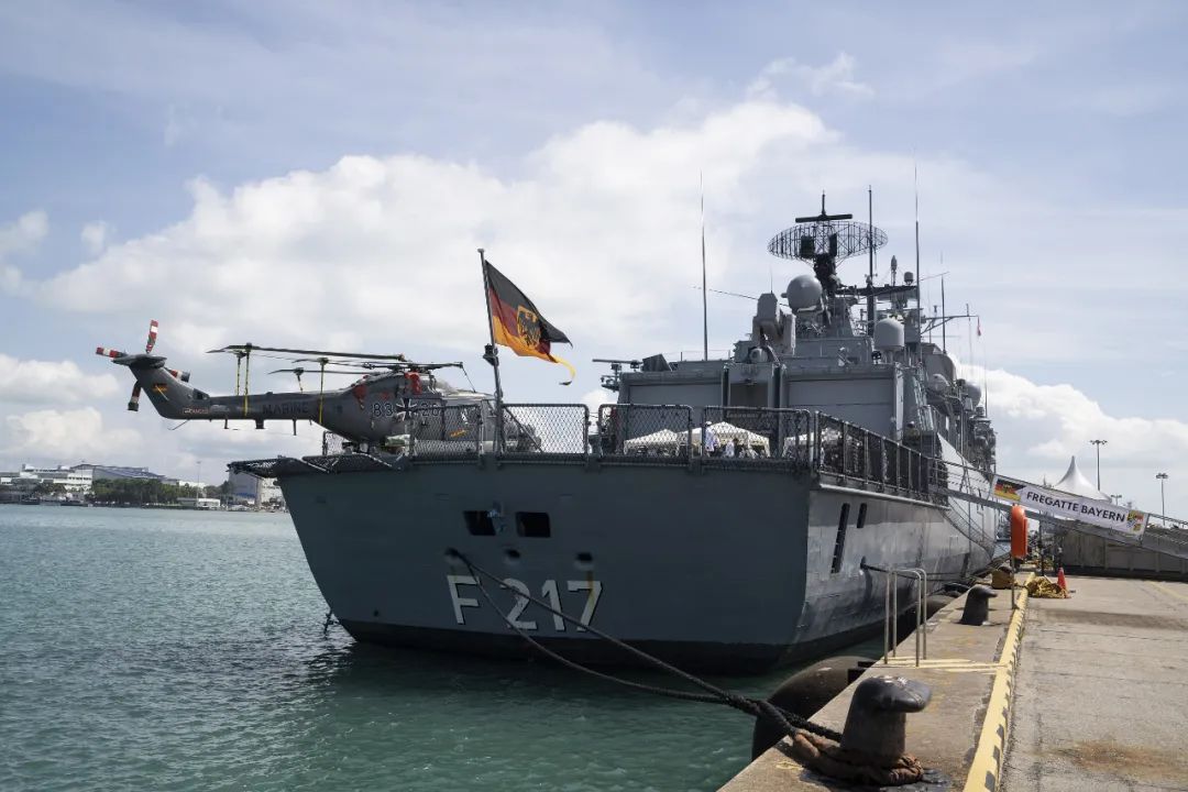 ▲当地时间2021年12月21日，新加坡，德国海军护卫舰“巴伐利亚”号停靠新加坡樟宜海军基地（视觉中国）