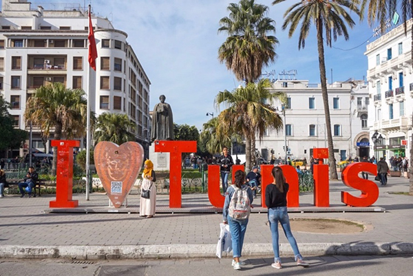 “我爱突尼斯”，背后是中世纪阿拉伯历史学家、经济学家、社会学家伊本·赫勒敦的雕塑。 澎湃新闻记者 喻晓璇 图