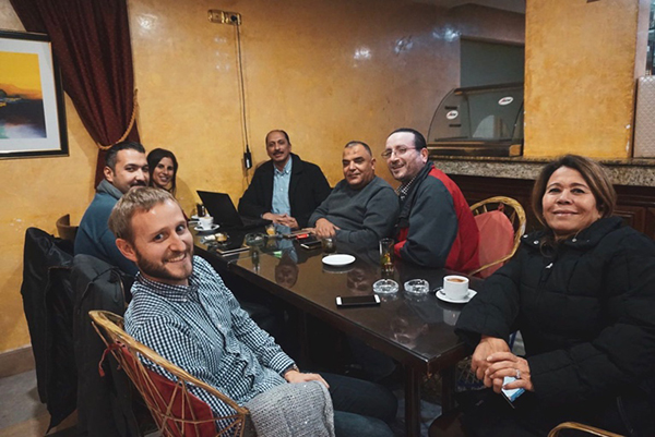 2018年12月，穆罕默德·阿布（中）与“民主潮流”党党员举行会议，索尼娅（右一）一同参与讨论。 澎湃新闻记者 喻晓璇 图