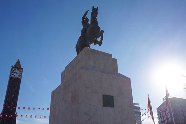 首都突尼斯城市中心布尔吉巴大街尽头的布尔吉巴雕塑。 澎湃新闻记者 喻晓璇 图