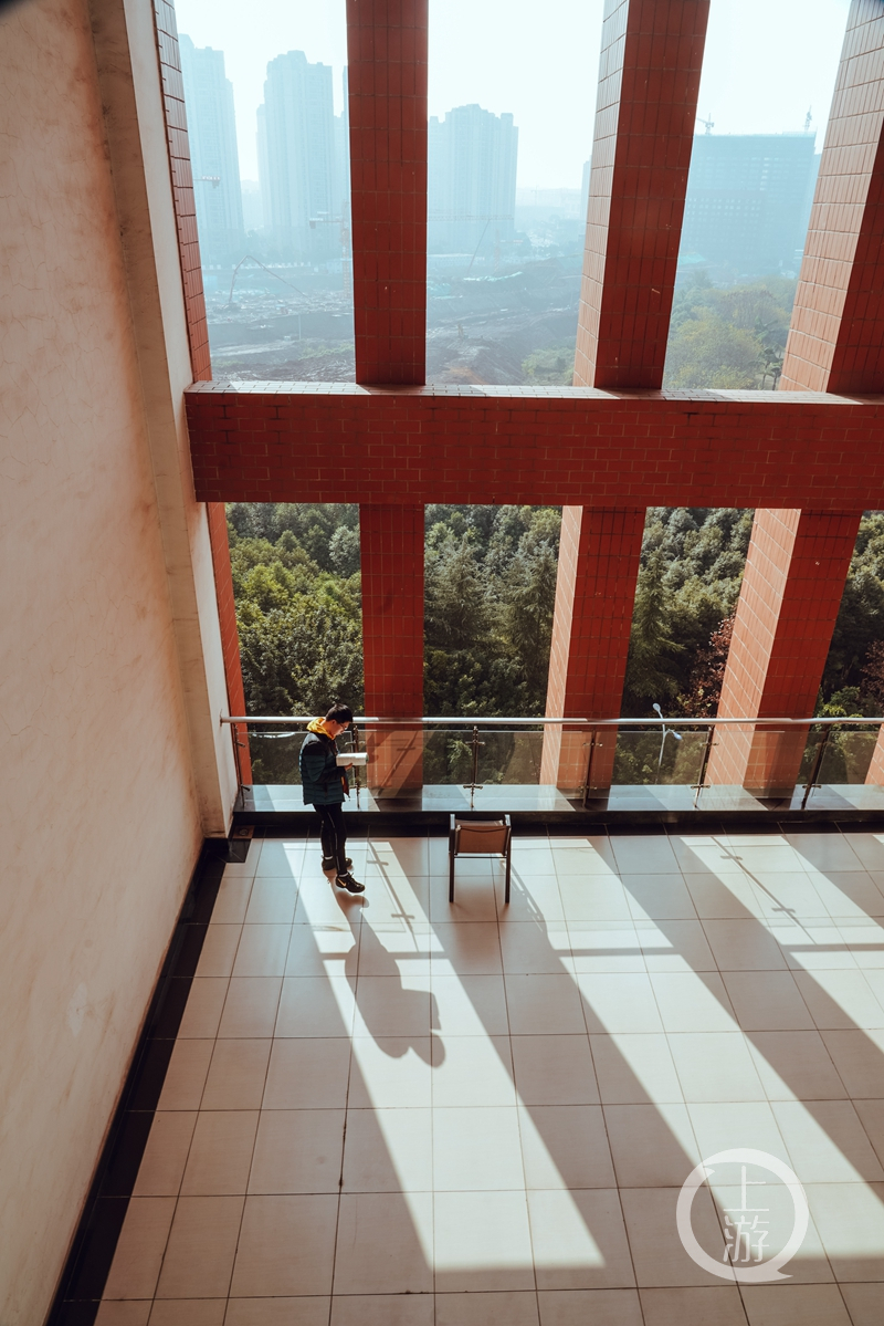 《上岸》火了,考研生借书摆在桌上讨个好彩头!休闲区蓝鸢梦想 - Www.slyday.coM 《上岸》火了,考研生借书摆在桌上讨个好彩头!休闲区蓝鸢梦想 - Www.slyday.coM