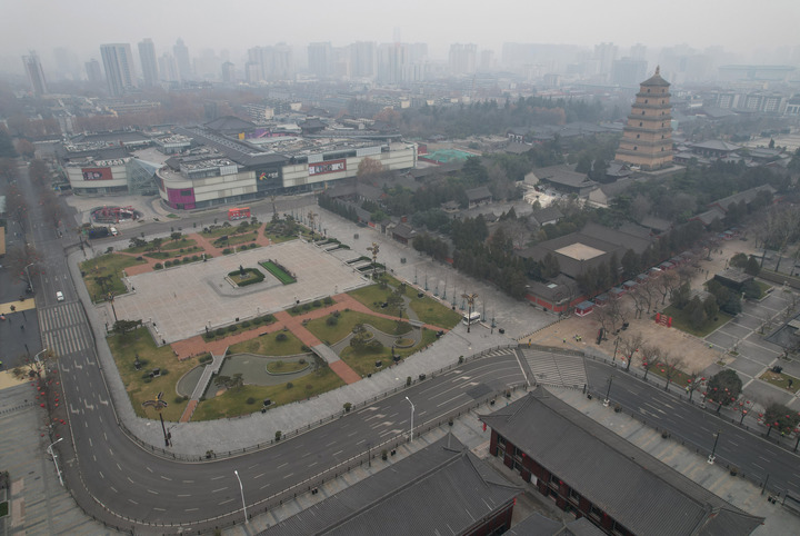  暂时关闭的西安大雁塔南广场（无人机照片）。新华社记者 邵瑞 摄
