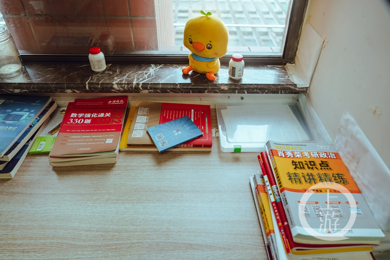 《上岸》火了,考研生借书摆在桌上讨个好彩头!休闲区蓝鸢梦想 - Www.slyday.coM 《上岸》火了,考研生借书摆在桌上讨个好彩头!休闲区蓝鸢梦想 - Www.slyday.coM