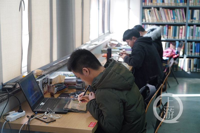 《上岸》火了,考研生借书摆在桌上讨个好彩头!休闲区蓝鸢梦想 - Www.slyday.coM 《上岸》火了,考研生借书摆在桌上讨个好彩头!休闲区蓝鸢梦想 - Www.slyday.coM