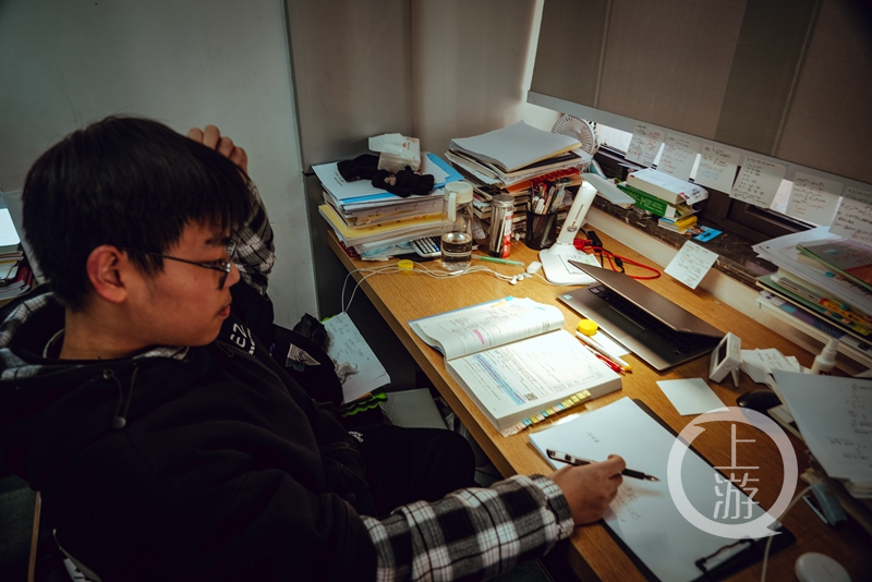 《上岸》火了,考研生借书摆在桌上讨个好彩头!休闲区蓝鸢梦想 - Www.slyday.coM 《上岸》火了,考研生借书摆在桌上讨个好彩头!休闲区蓝鸢梦想 - Www.slyday.coM